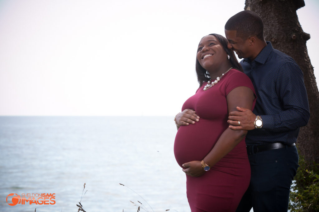 Maternity Photo husband kissing wifes baby bump