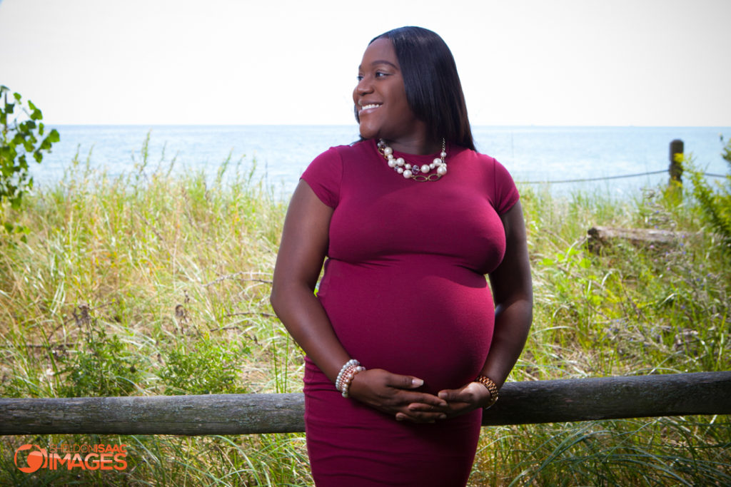 Maternity Photos pregnant woman at a park