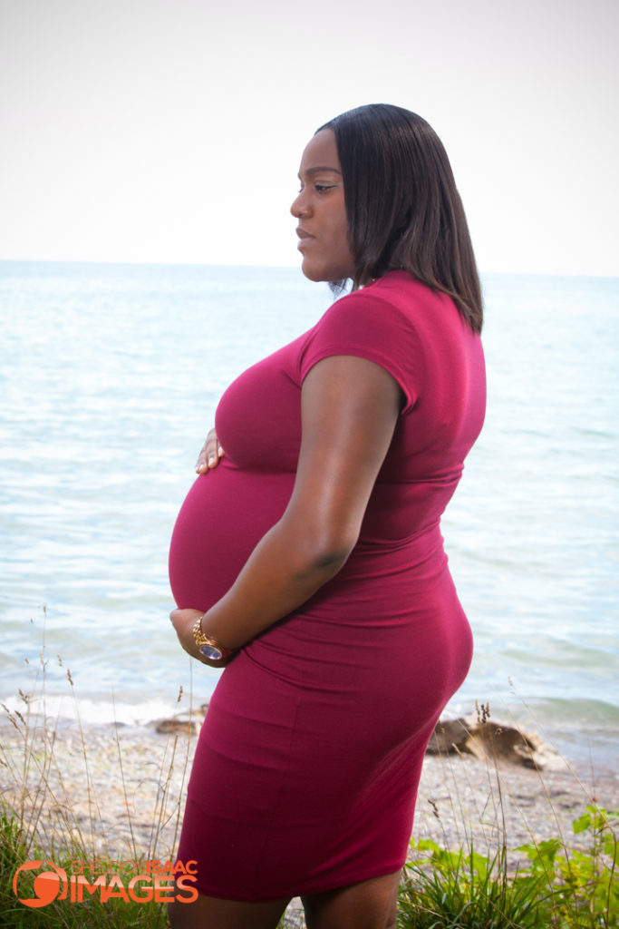 Maternity Photo pregnant woman at the beach