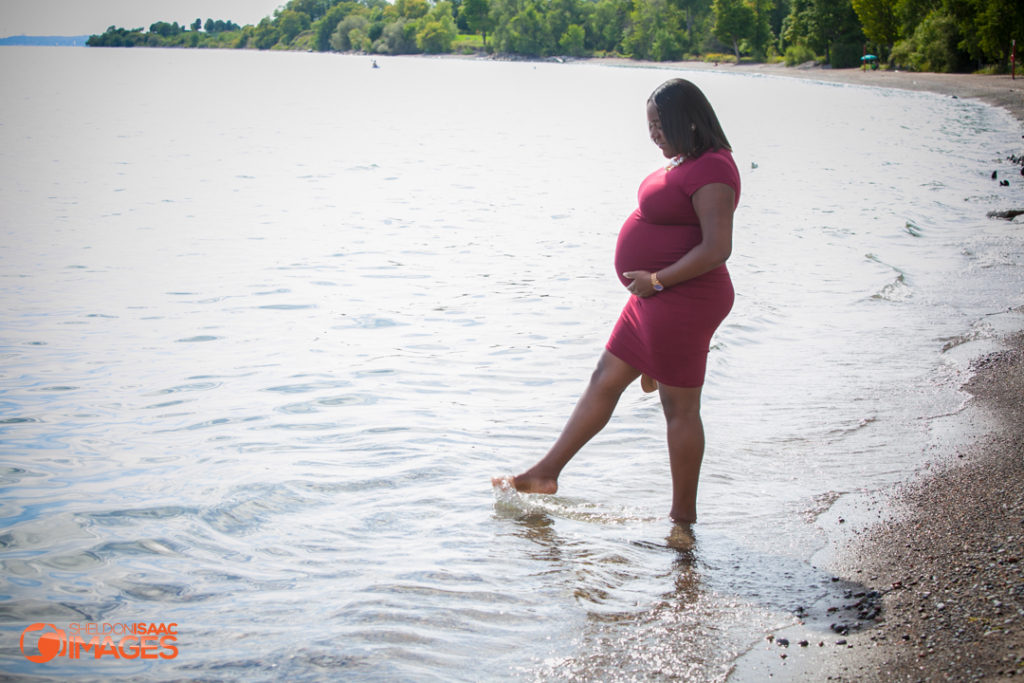 Maternity Photo pregnant woman at the beach in Ajax