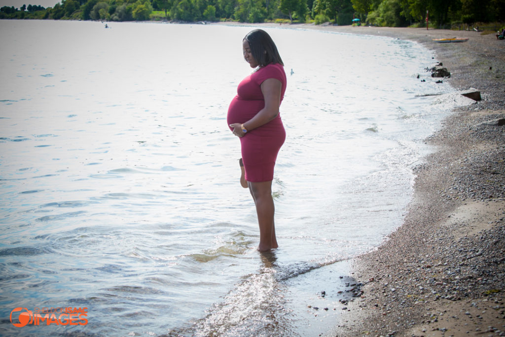 Maternity Photo pregnant woman at the beach