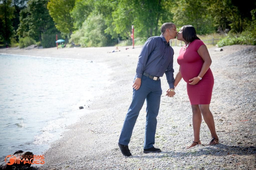 Maternity Photo couple kiss at beach