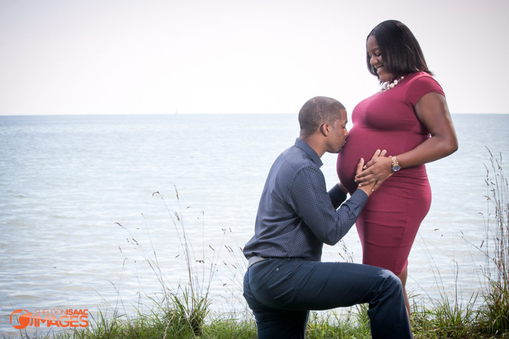 Pregnancy Photos husband kissing wifes baby bump